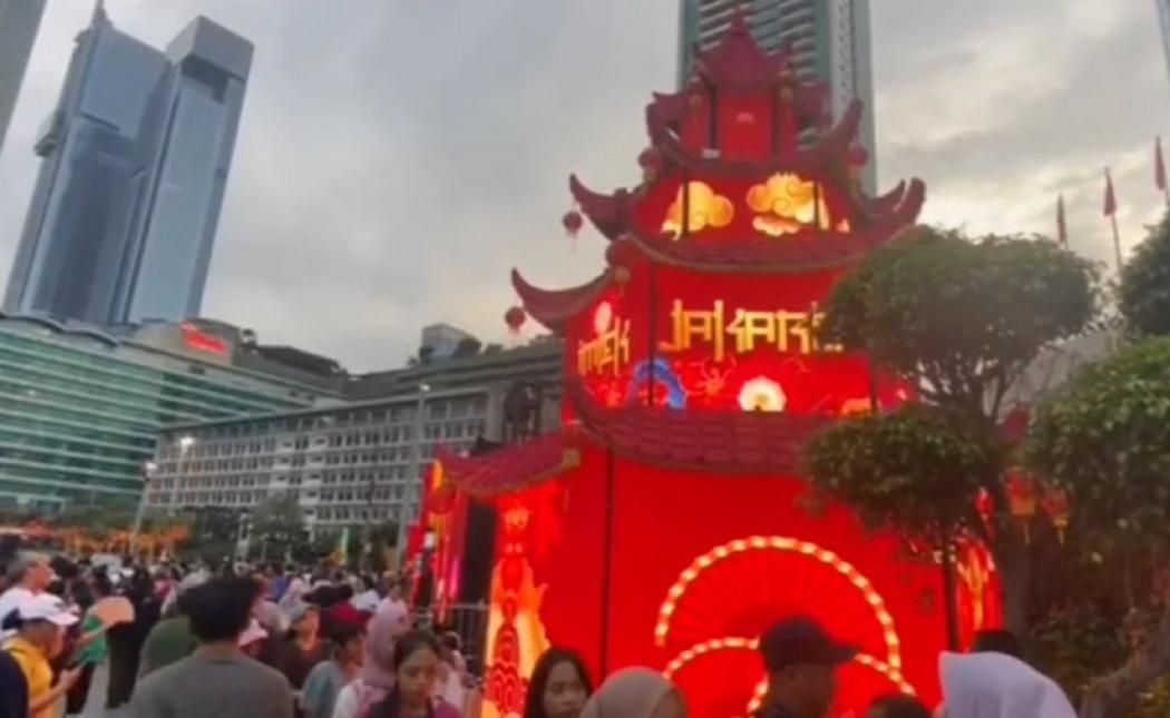 Warga Padati Festival Imlek 2026 di Bundaran HI, Jadi Ajang Swafoto