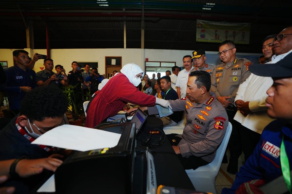 Momen Kapolri Donorkan Darah saat Peringatan HUT ke-53 KSPSI