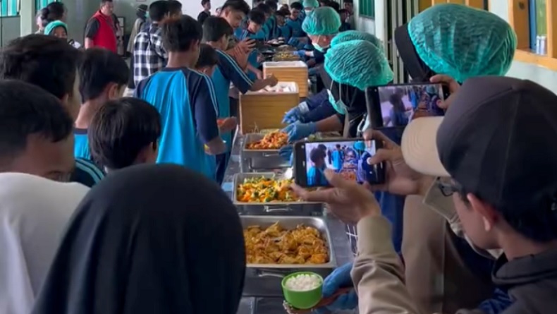 Momen Kegembiraan dan Kebersamaan di Sekolah Sukabumi, MBG Digelar Prasmanan