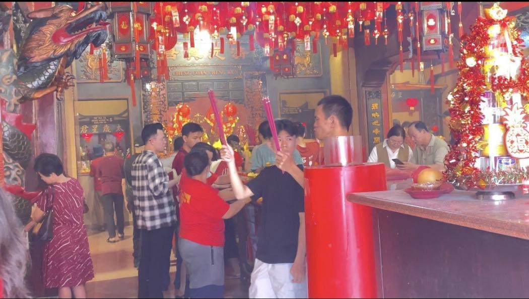 Suasana Khidmat Hari Raya Imlek di Kelenteng Toasebeo, Ratusan Umat Hadir Beribadah