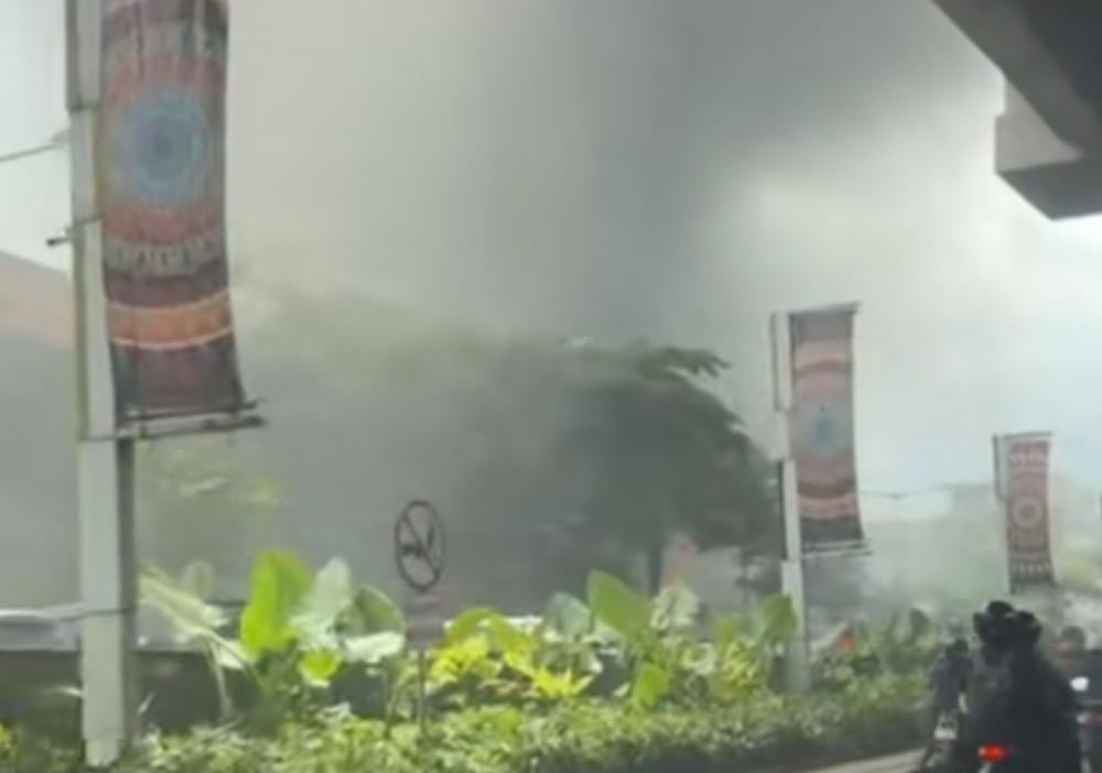 Kebakaran di Mal Bekasi, Asap Hitam Membubung Tinggi