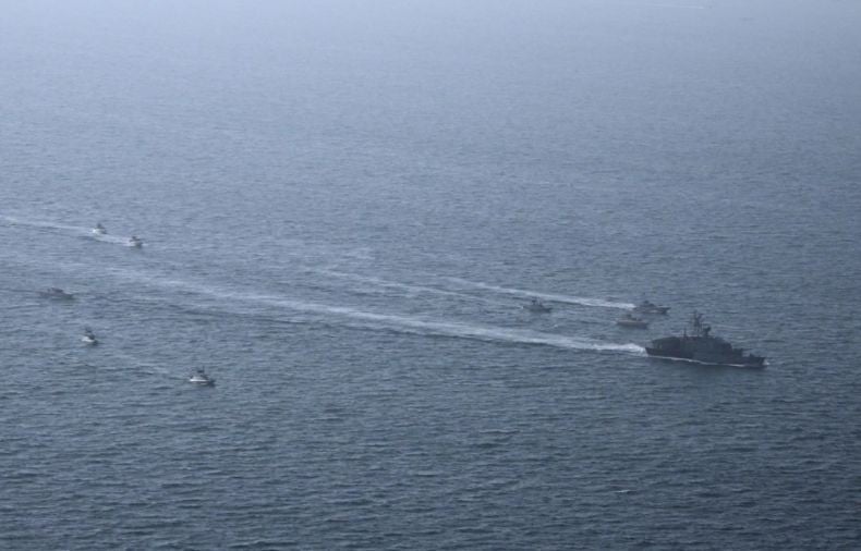 Iran Patroli 24 Jam di Selat Hormuz, Gunakan Senjata Misterius