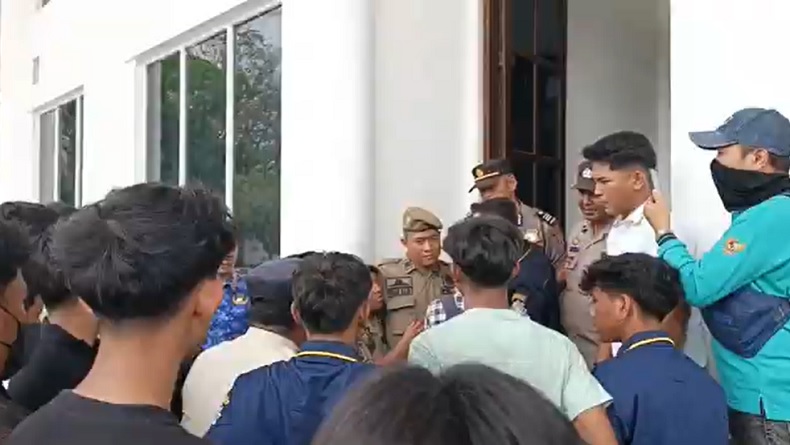 Demo Desak Penertiban Tempat Hiburan Malam Ricuh, Pintu Kantor Bupati Asahan Nyaris Roboh