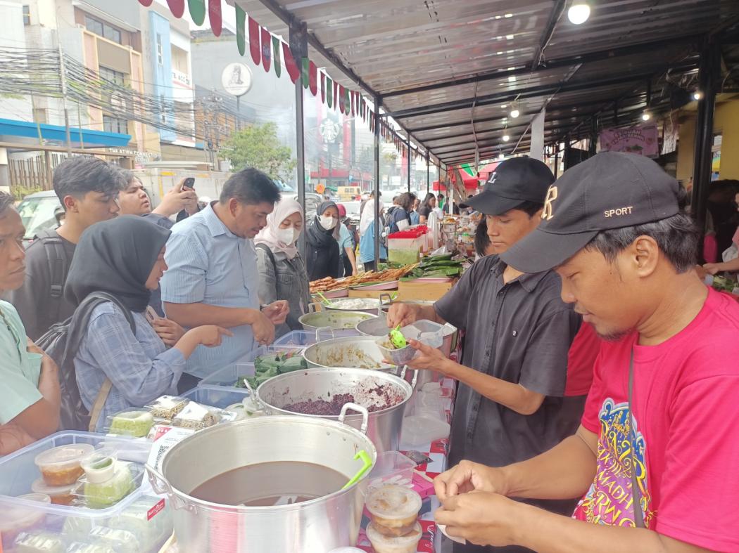 Bazar Takjil Benhil Masih Jadi Primadona jelang Buka Puasa, Intip Keseruannya!