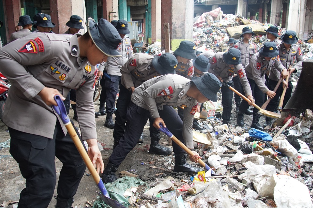 Kapolda Metro Jaya Pimpin Gerakan Bang Jasri, Ajak Warga Jadikan Kebersihan sebagai Budaya