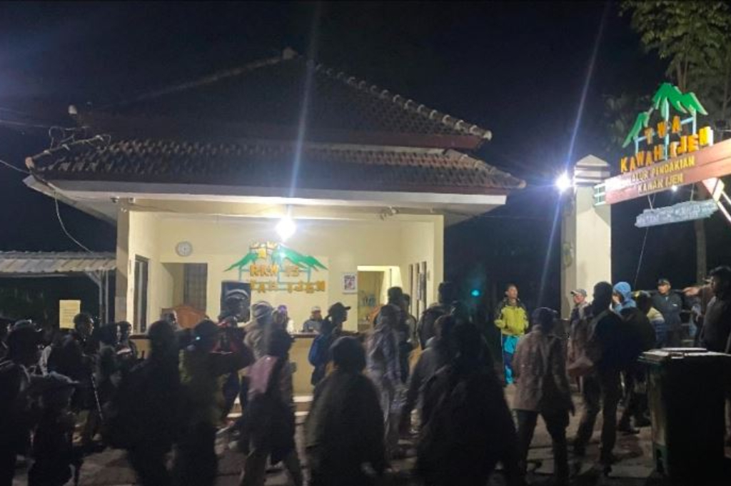 Pendaki Pelajar Hilang di Gunung Ijen, Petugas Sisir Jalur Pendakian hingga Kawah