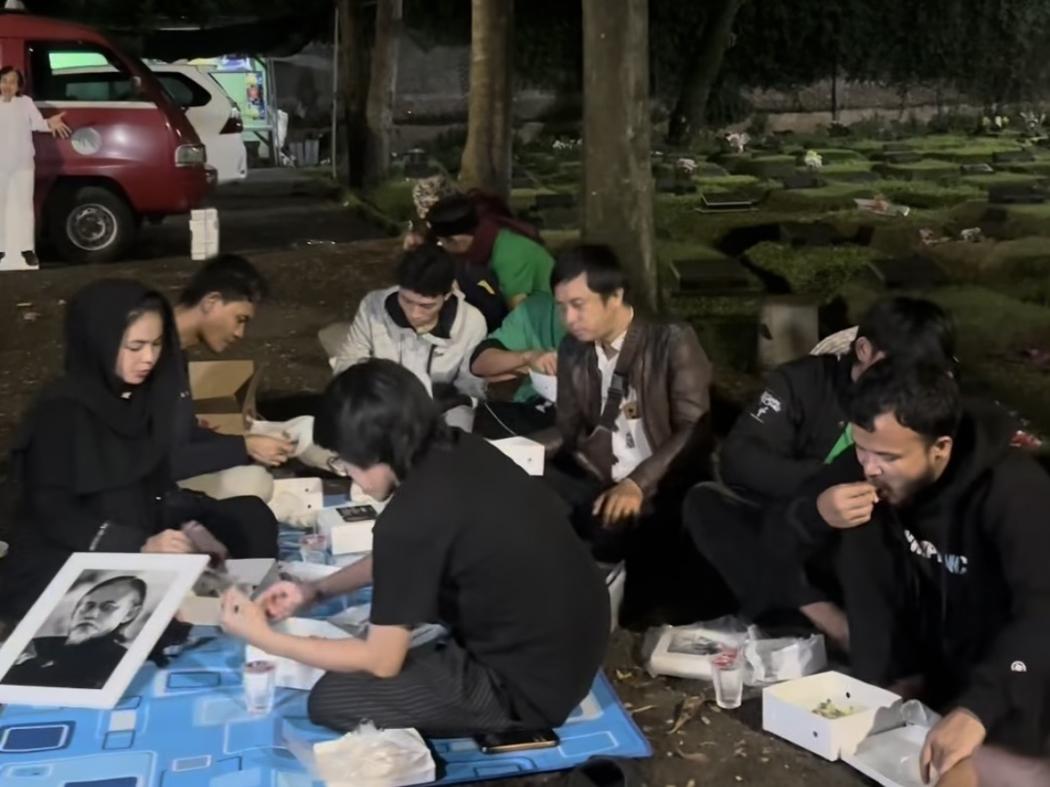 Sahur di Makam Epy Kusnandar Viral, Karina Ranau: Jangan Ditiru!