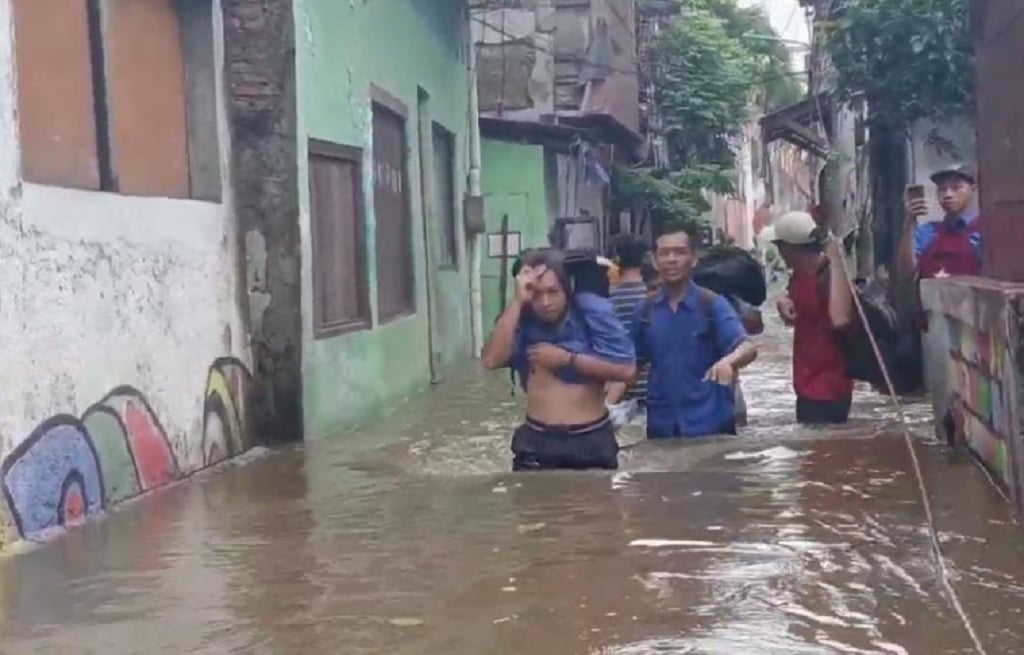 Banjir Rendam Permukiman di Petogogan Jaksel, Ketinggian Air Capai 1 Meter