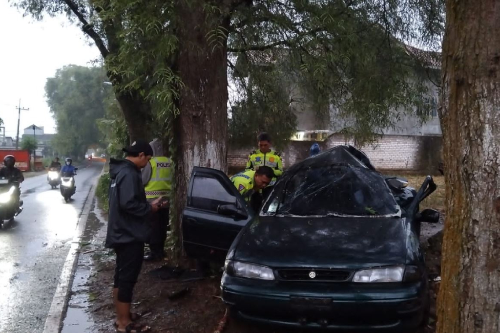 Kecelakaan Maut di Lamongan, Mobil Sedan Tabrak Pohon Tewaskan 2 Penumpang