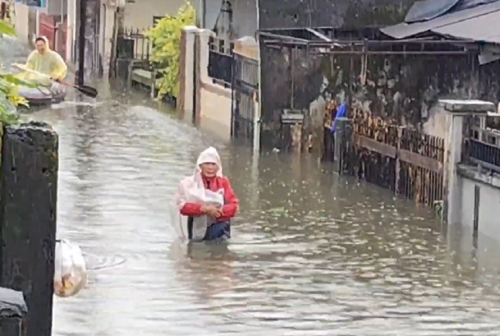 Banjir 1 Meter Rendam Puluhan Rumah di Manggala Makassar, Warga Mengungsi ke Masjid