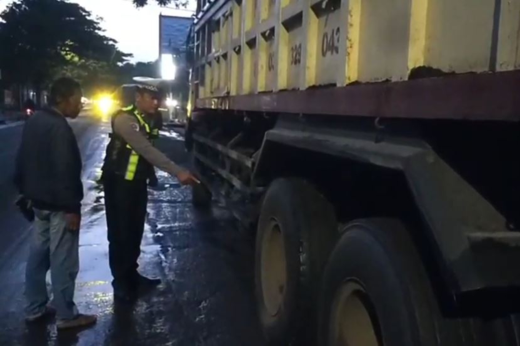 Kecelakaan di Jember, Remaja Perempuan Tewas Terserempet Truk gegara Jalan Rusak