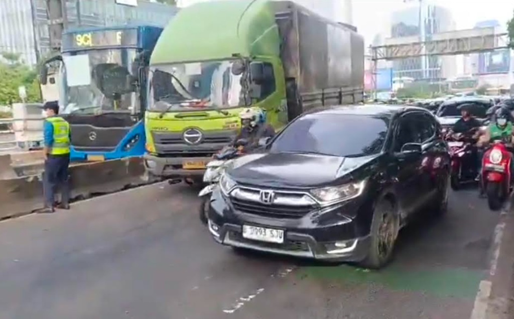 Kecelakaan Truk Tabrak Separator Busway di Gatot Subroto, Lalu Lintas Tersendat