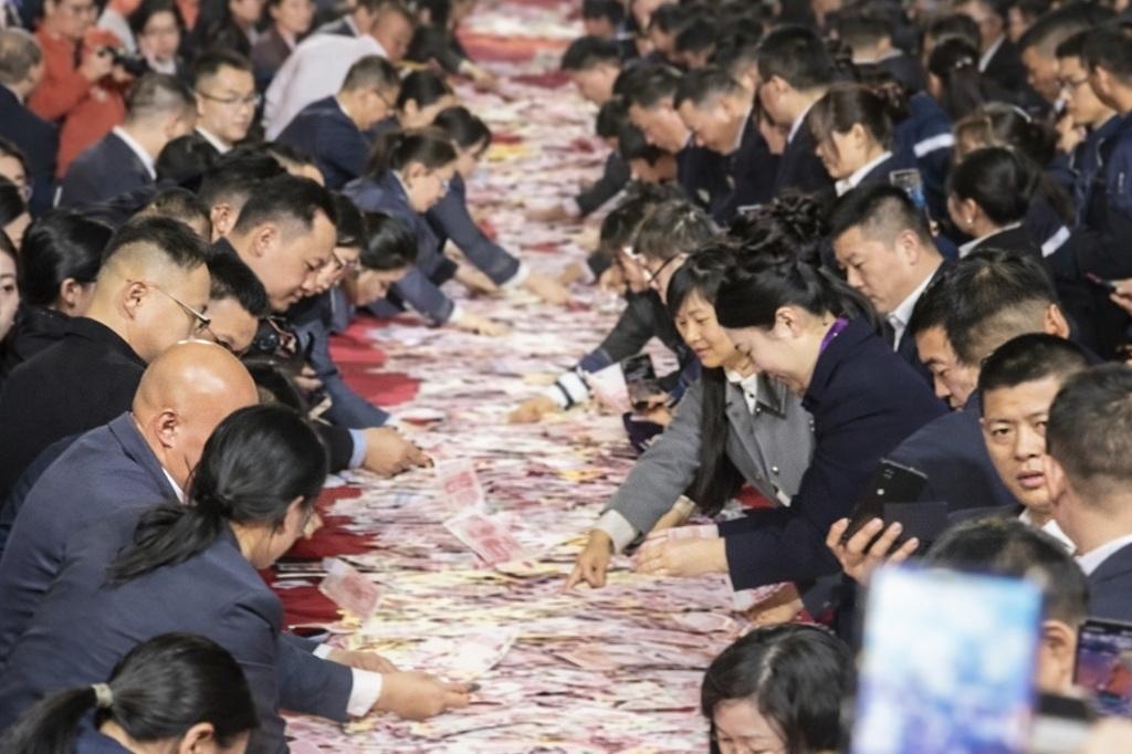 Bos Perusahaan Bagikan Bonus Rp400 Miliar, Bantu Karyawan Bayar Cicilan