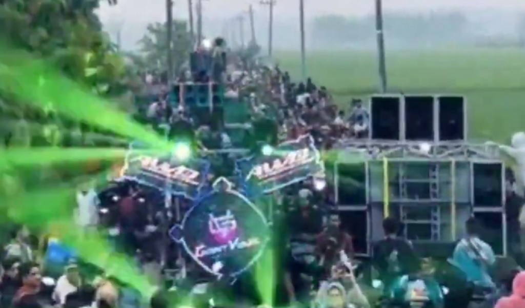 Viral Saur On The Road Sound Horeg di Jombang Tampilkan Penari Seksi