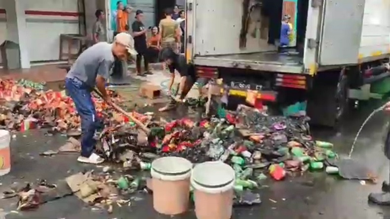 Mobil Boks Terbakar di Pangandaran, 70 Persen Muatan Hangus Dilalap Api
