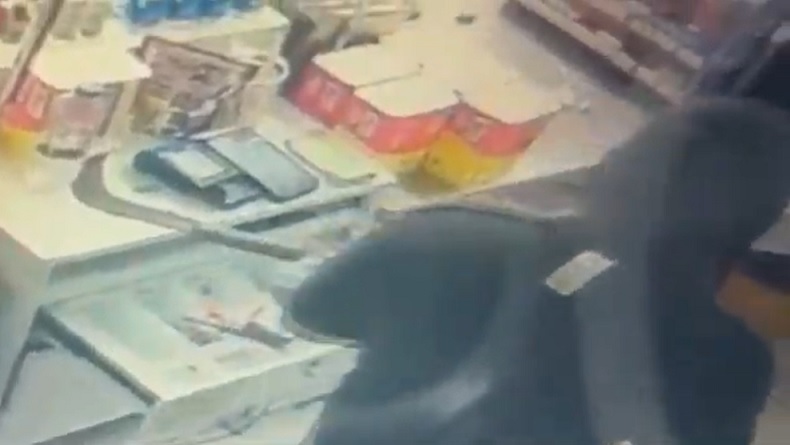 Perampokan Minimarket di Palangka Raya Terekam CCTV, 2 Pelaku Ancam Karyawan dengan Celurit