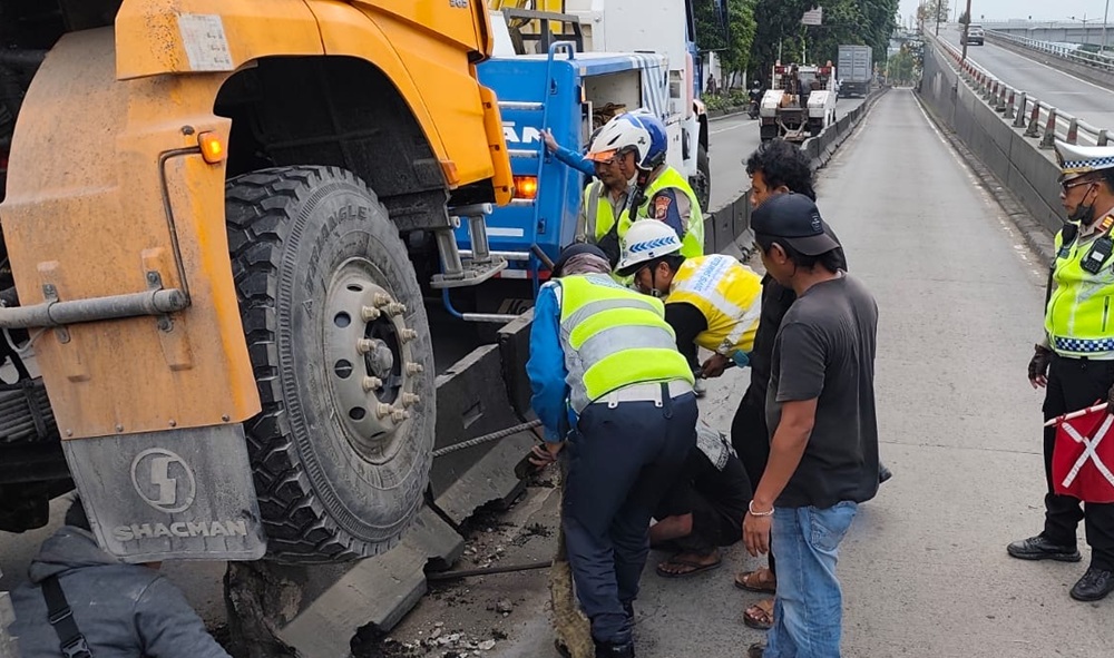 Truk Trailer Tabrak di Separator Busway S Parman Jakbar, Lalin Sempat Tersendat