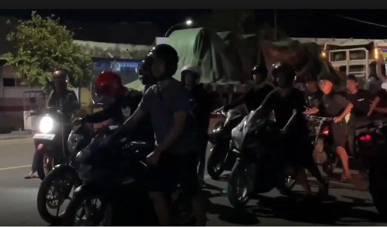 Terjaring Razia, Pelaku Balap Liar Dihukum Dorong Motor 5 Km ke Polres Tuban