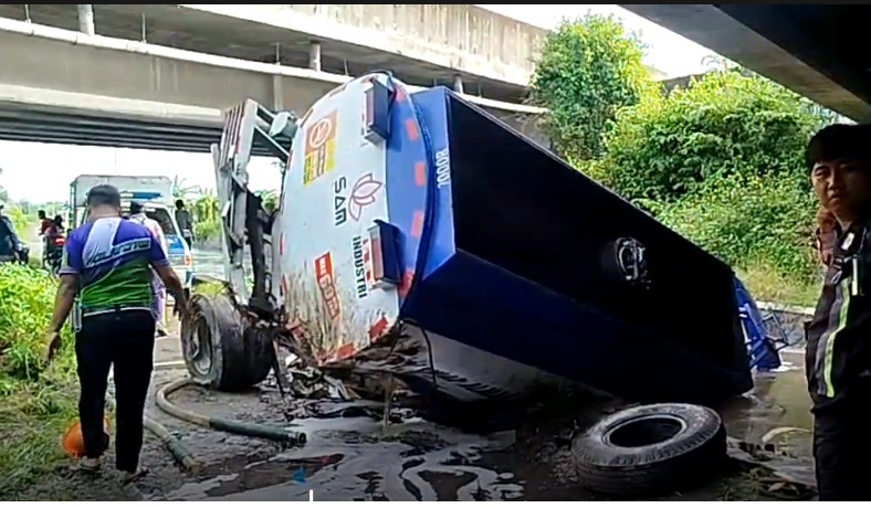 Kecelakaan Truk Tangki Solar Terjun dari Tol Mojokerto, Sopir Luka Parah