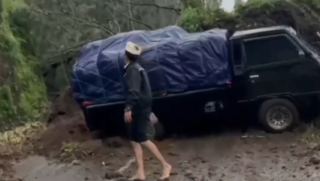 Longsor Timpa Truk hingga Terseret ke Jurang di Jalur Bromo Pasuruan, 4 Luka-Luka
