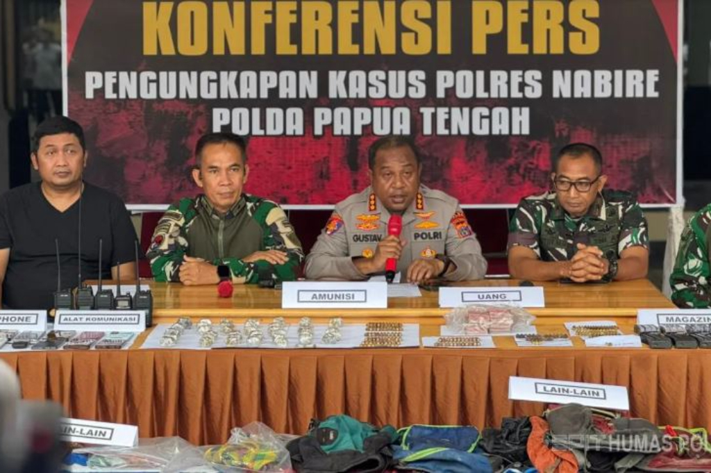 TNI-Polri Pamerkan Barang Bukti dari Markas KKB Nabire, 561 Amunisi hingga Magazin