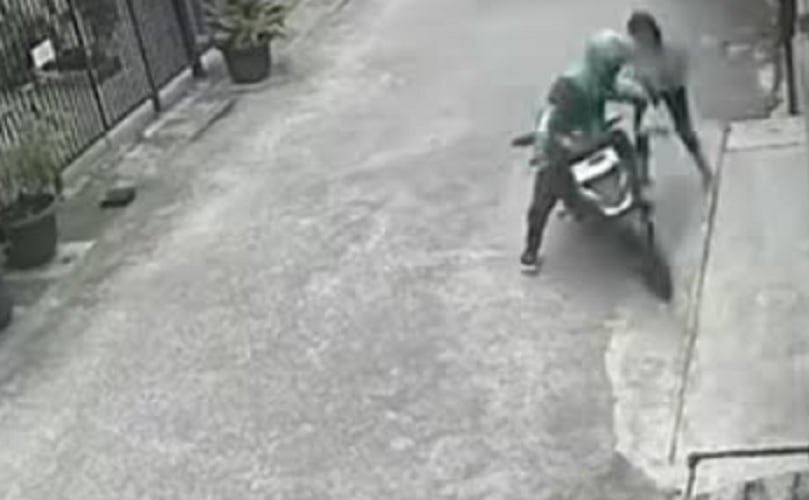 Pria Berjaket Ojol Gagal Jambret Lansia, Pura-Pura Tolong Korban yang Pingsan
