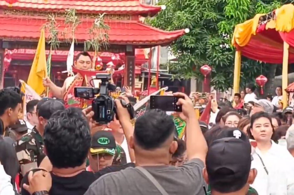 Cap Go Meh Manado Dipadati Ribuan Warga, 10 Tangsin Tampilkan Atraksi Ekstrem