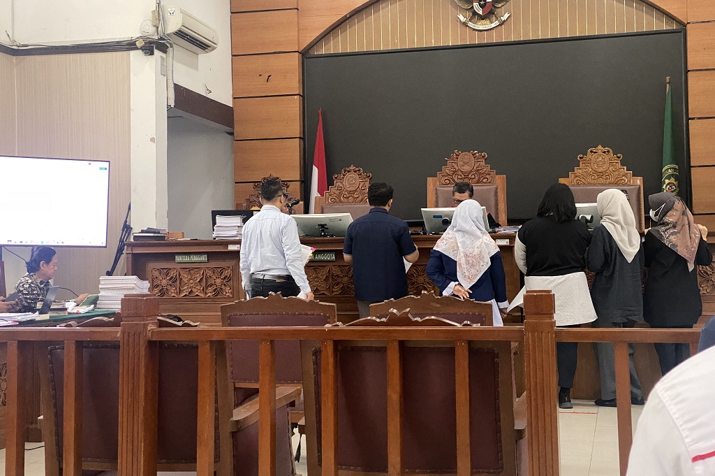 Sidang Praperadilan, Pengacara Eks Menag Yaqut Serahkan Tumpukan Dokumen ke Hakim