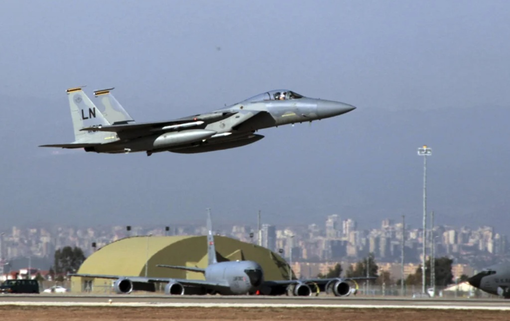 Iran Tembak Jatuh Jet Tempur F-15 AS di Langit Irak, Pilot Diburu