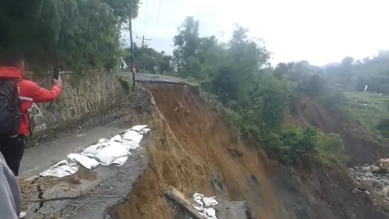 Longsor Putus Jalur Wisata Dieng Banjarnegara, Arus Lalu Lintas Lumpuh Total!