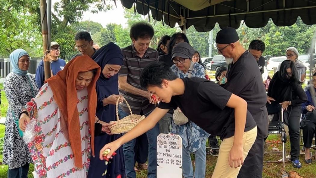 Achmad Albar dan Personel God Bless Tabur Bunga di Makam Donny Fattah: 50 Tahun Kebersamaan