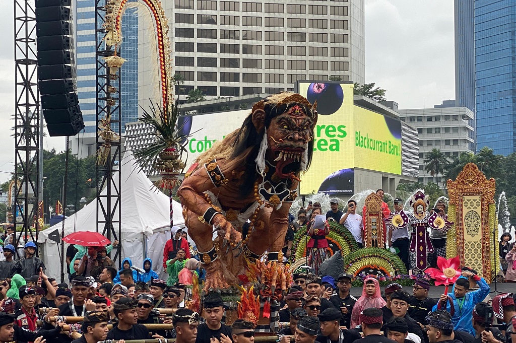 Pawai Ogoh-Ogoh Meriahkan CFD Jakarta, Warga Antusias meski Hujan
