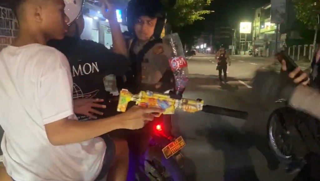Viral Puluhan Remaja di Makassar Perang Pistol Gel di Jalanan, Polisi Turun Tangan