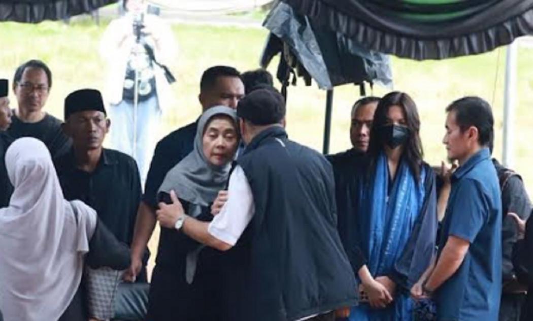 Tatapan Kosong Sheila Dara di Pemakaman Vidi Aldiano Jadi Sorotan, Yura Yunita Kirim Doa dari Tanah Suci