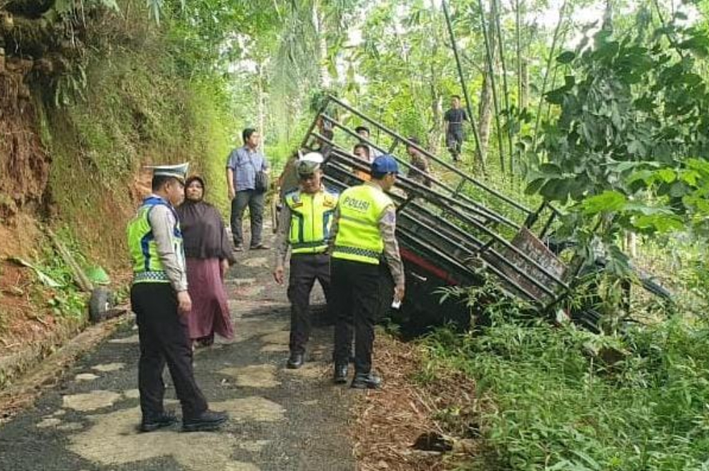 Kecelakaan Maut Pikap Angkut 29 Orang Terguling usai Gagal Menajak di Kebumen, 3 Tewas