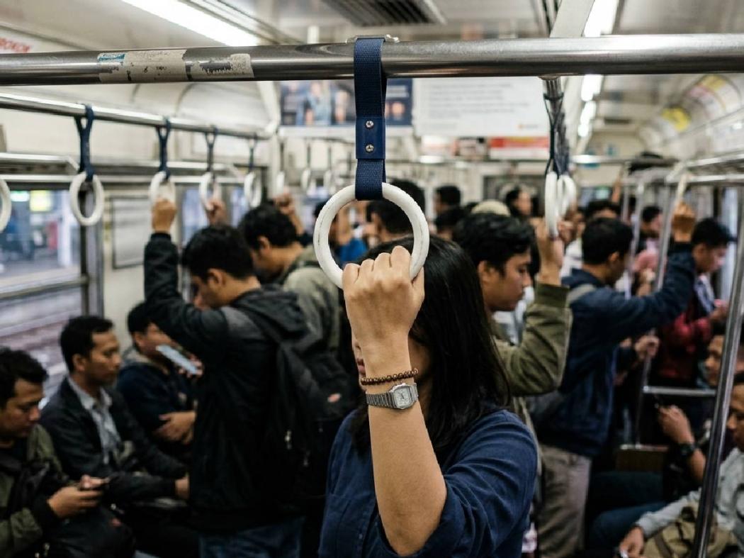 Viral Penumpang KRL Diduga Alami Pelecehan Seksual, Korban Menangis Ketakutan!