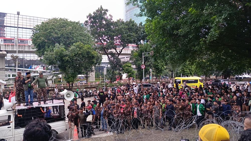 Eks Menag Yaqut Diperiksa KPK, Massa Banser Geruduk Gedung Merah Putih