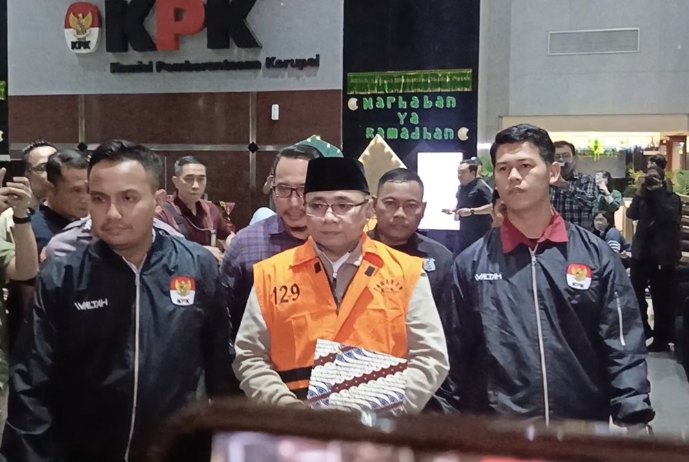 Penampakan Eks Menag Yaqut Pakai Rompi Oranye KPK dan Diborgol