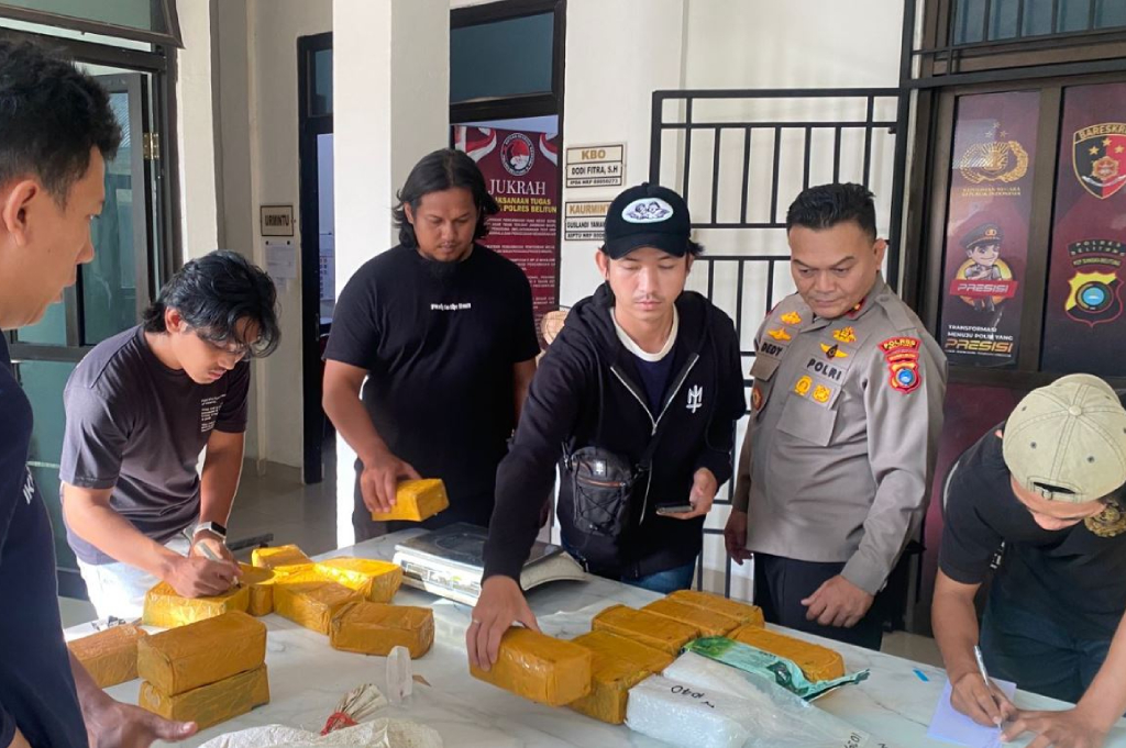 Heboh! Warga Belitung Temukan Karung Berisi 20 Paket Sabu Terapung di Laut