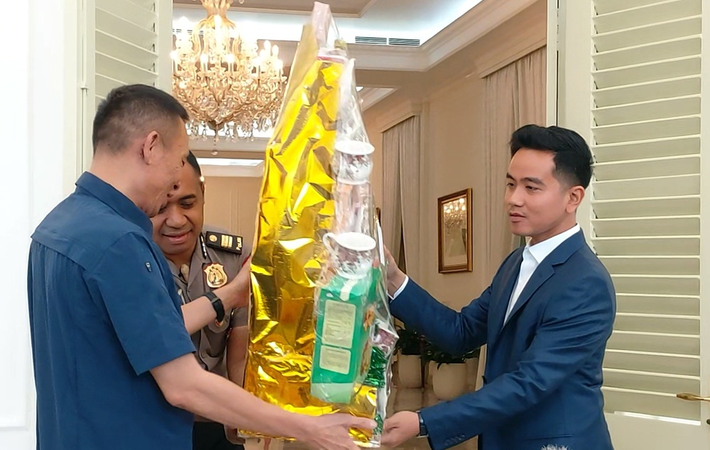 Gibran Beri Parsel Besar ke Rismon usai Pertemuan di Istana Wapres