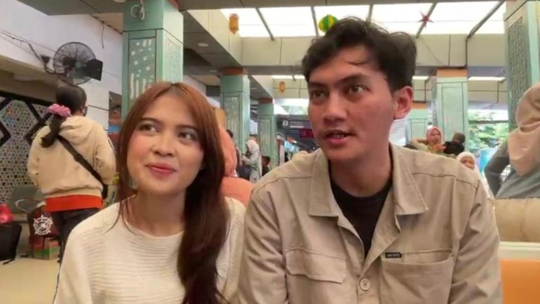 Kisah Romantis di Stasiun Pasar Senen, Pria Ini Setia Antar Kekasih Mudik