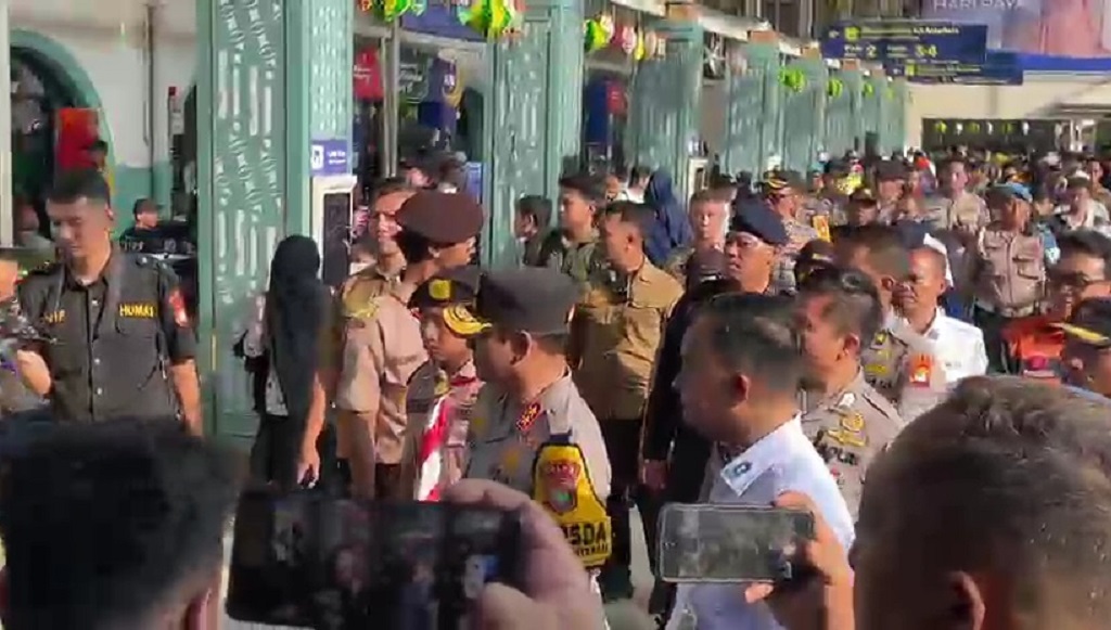 Stasiun Pasar Senen Dipadati Para Pemudik, Kapolda Metro Jaya Tinjau Pengamanan