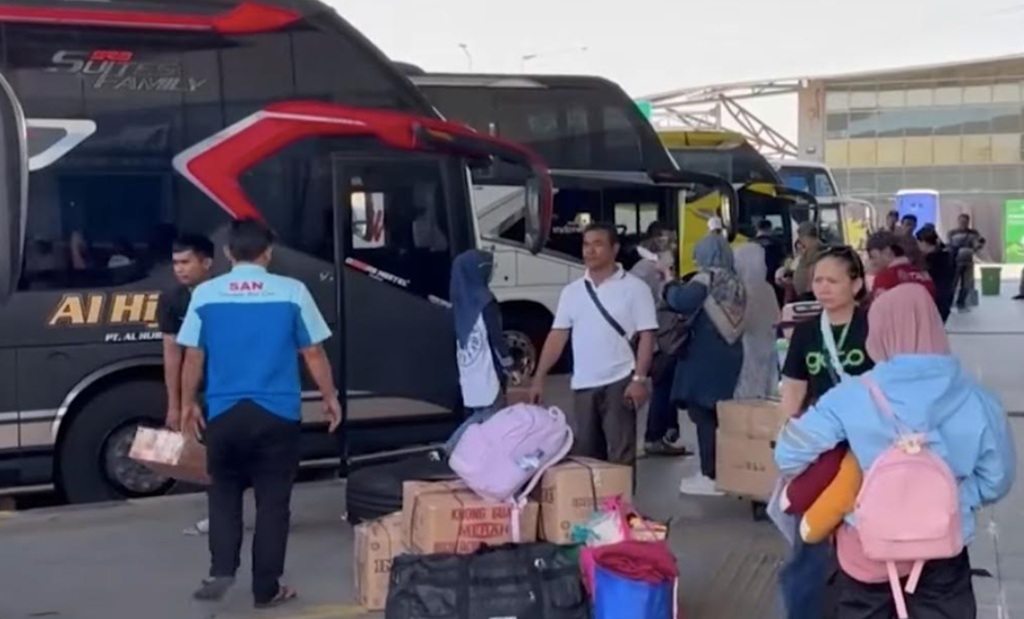 Arus Mudik Lebaran, Terminal Pulo Gebang Mulai Dipadati Pemudik 