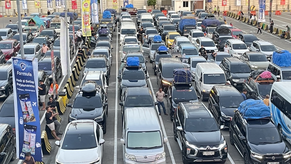Potret Antrean Panjang Ratusan Mobil Masuk Pelabuhan Merak