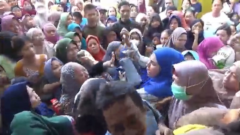 Berebut Masuk Pasar Murah, Emak-Emak di Surabaya Terlibat Adu Mulut