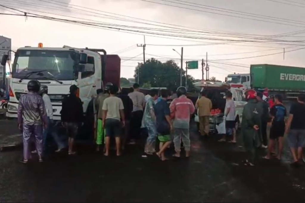 Ngeri! 2 Perempuan Boncengan Motor Tewas Masuk Kolong Truk Tronton di Jombang