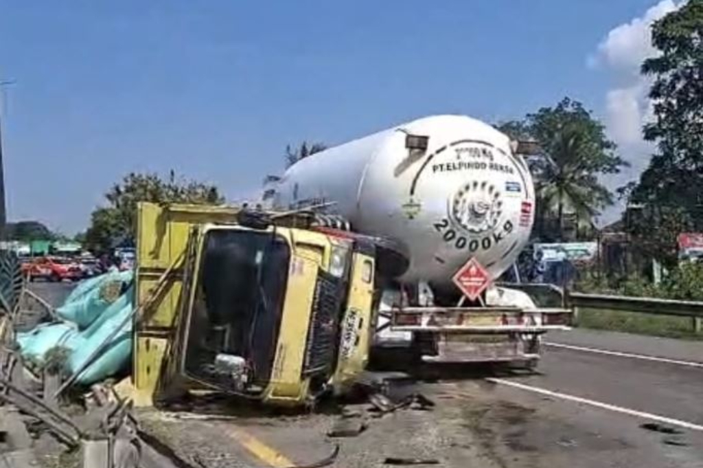 Kecelakaan di Tol Tangerang-Merak, Truk Tangki Elpiji Tabrak Truk Muatan Gabah