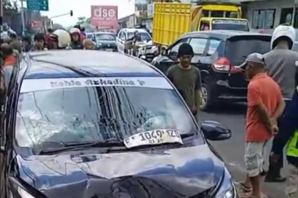 Kecelakaan Mobil Oleng Tabrak 2 Motor di Puncak Cianjur, 1 Orang Tewas