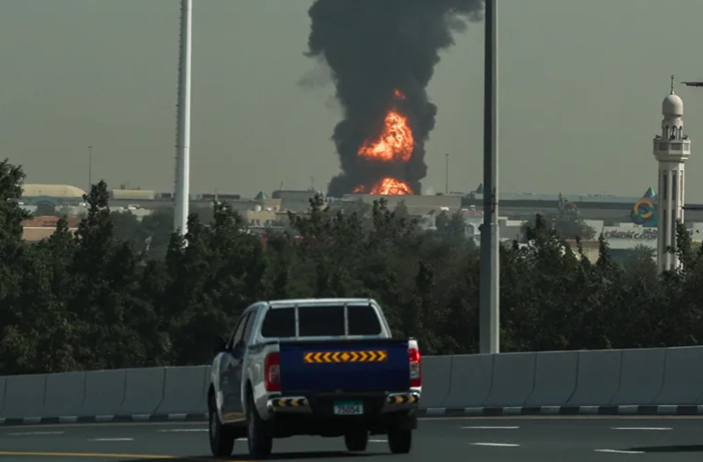 Serangan Drone Iran Picu Kebakaran Dekat Bandara Internasional Dubai, Penerbangan Terganggu