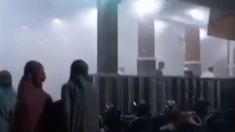 Detik-Detik Ledakan Saat Salat Tarawih di Masjid Jember, Asap Putih Mengepul